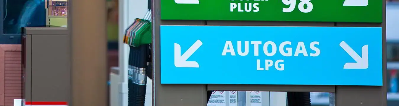 Frontalansicht eines blauen Autogas LPG Schildes