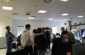 Groupe de jeunes en salle de contrôle du VAPO