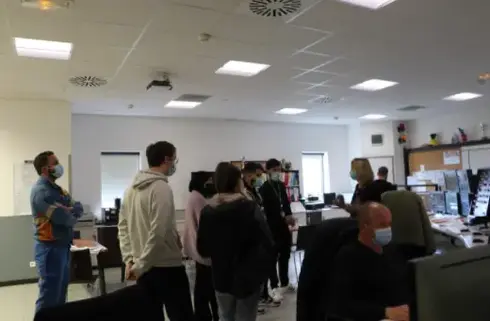 Groupe de jeunes en salle de contrôle du VAPO