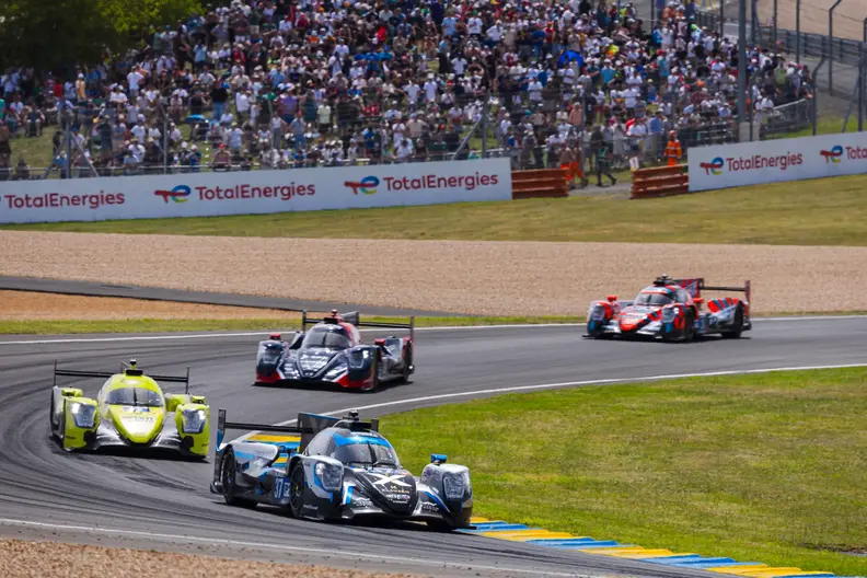 Le Team Peugeot TotalEnergies participe aux 24 Heures du Mans, illustrant l'innovation en matière de lubrifiants haute performance, de carburants renouvelables et de solutions de mobilité durable.