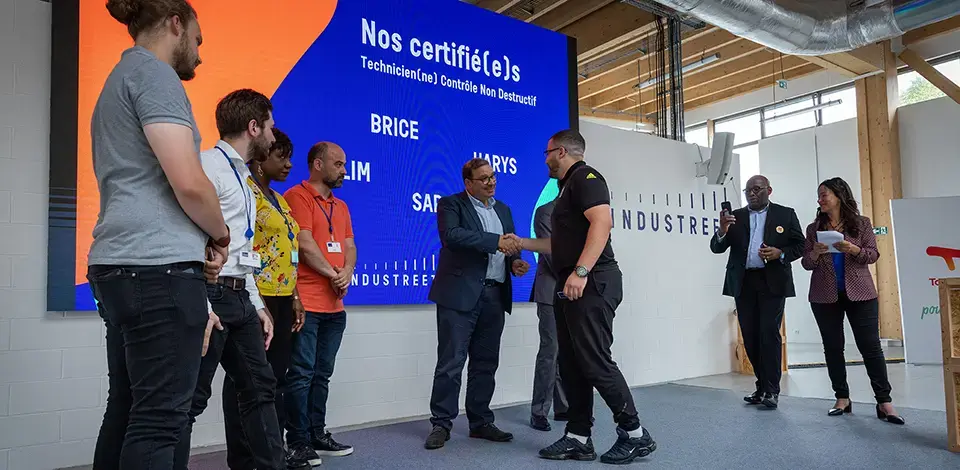 Les jeunes apprenants du métier CND (Contrôle Non Destructif) ont reçu leur certification de la part de Stéphane Berger, représentant Pôle Emploi Île-De-France.