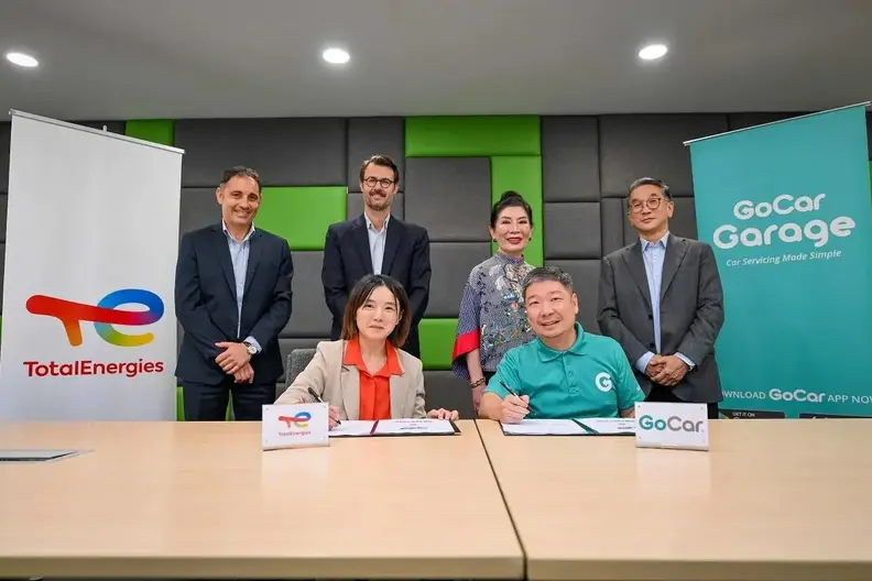 signing ceremony between GoCar and TotalEnergies