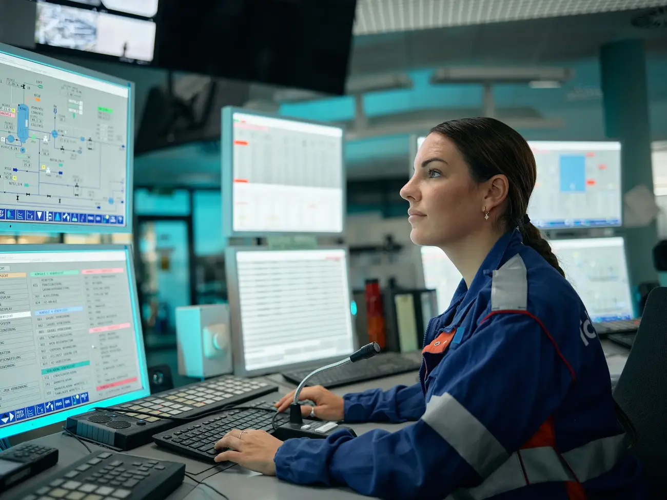 Angestellte im Kontrollcenter am Arbeiten