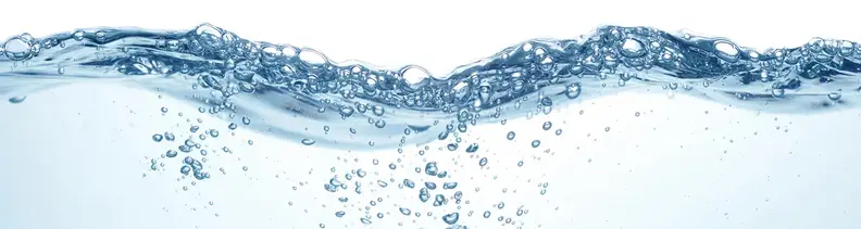 Anschnitt einer Wasserwelle mit kleinen Bläschen