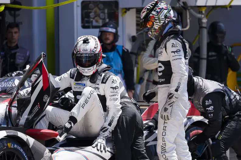 Le Team Peugeot TotalEnergies participe aux 24 Heures du Mans, illustrant l'innovation en matière de lubrifiants haute performance, de carburants renouvelables et de solutions de mobilité durable.