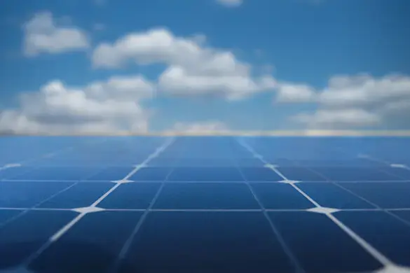 Placas solares bajo un cielo azul