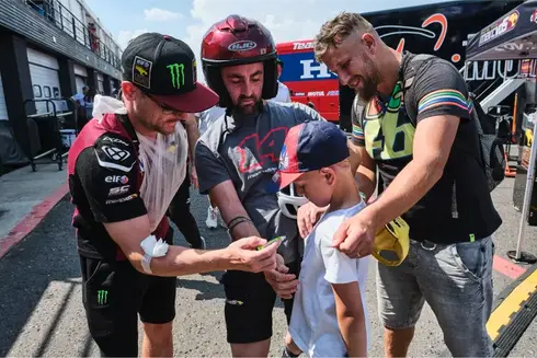 Sam Lowel, Marc VDS versenycsapat, Elf, szurkoló, kis szurkoló, autogram, Superbike VB 2024 Mostban