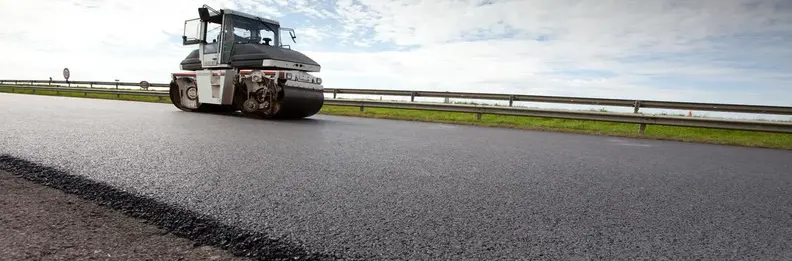 Cestný valec uhladzuje asfalt na ceste