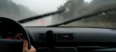 Kako varno voziti po mokrih cestah