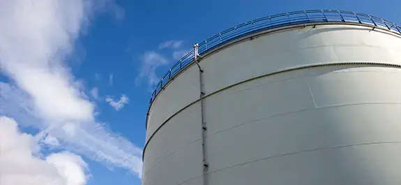 Venkovní bílý zásobník s modrou oblohou