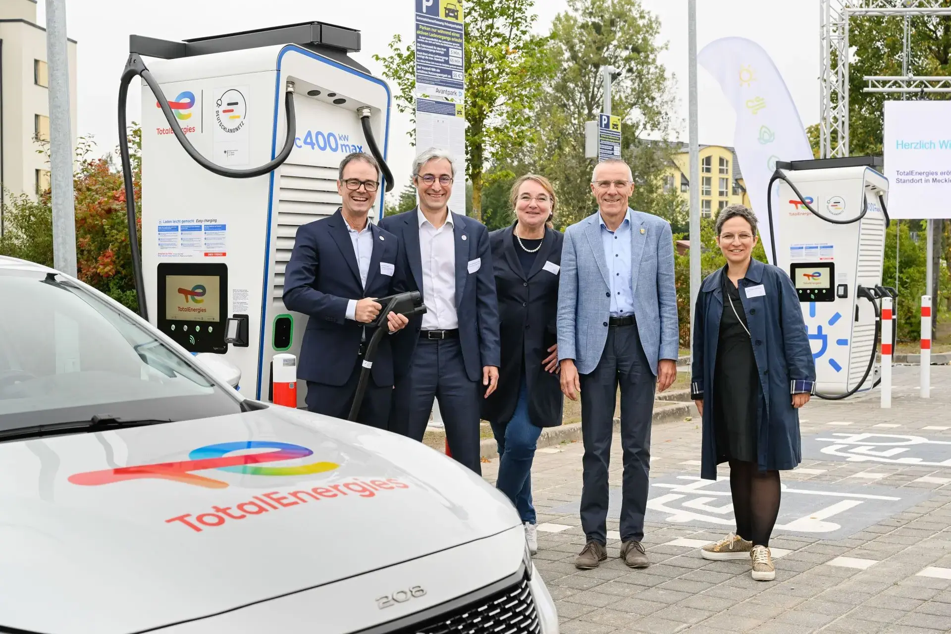 pressefoto_eröffnung_ladehub_waren_totalenergies