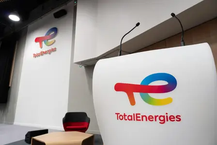 TotalEnergies Logo auf Rednerpult