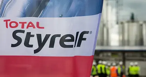 Close up einer TOTAL Fahne mit der Aufschrift "TOTAL Styrelf®"