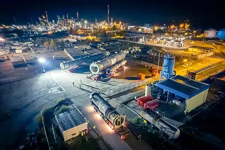 le convoi arrive progressivement à la raffinerie