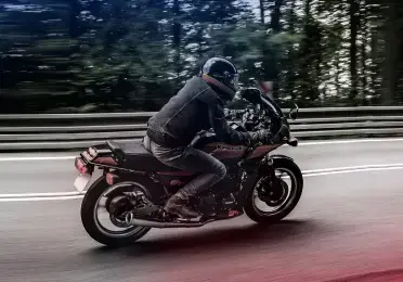 Motocyklista na sportovní motorce projíždí zatáčku