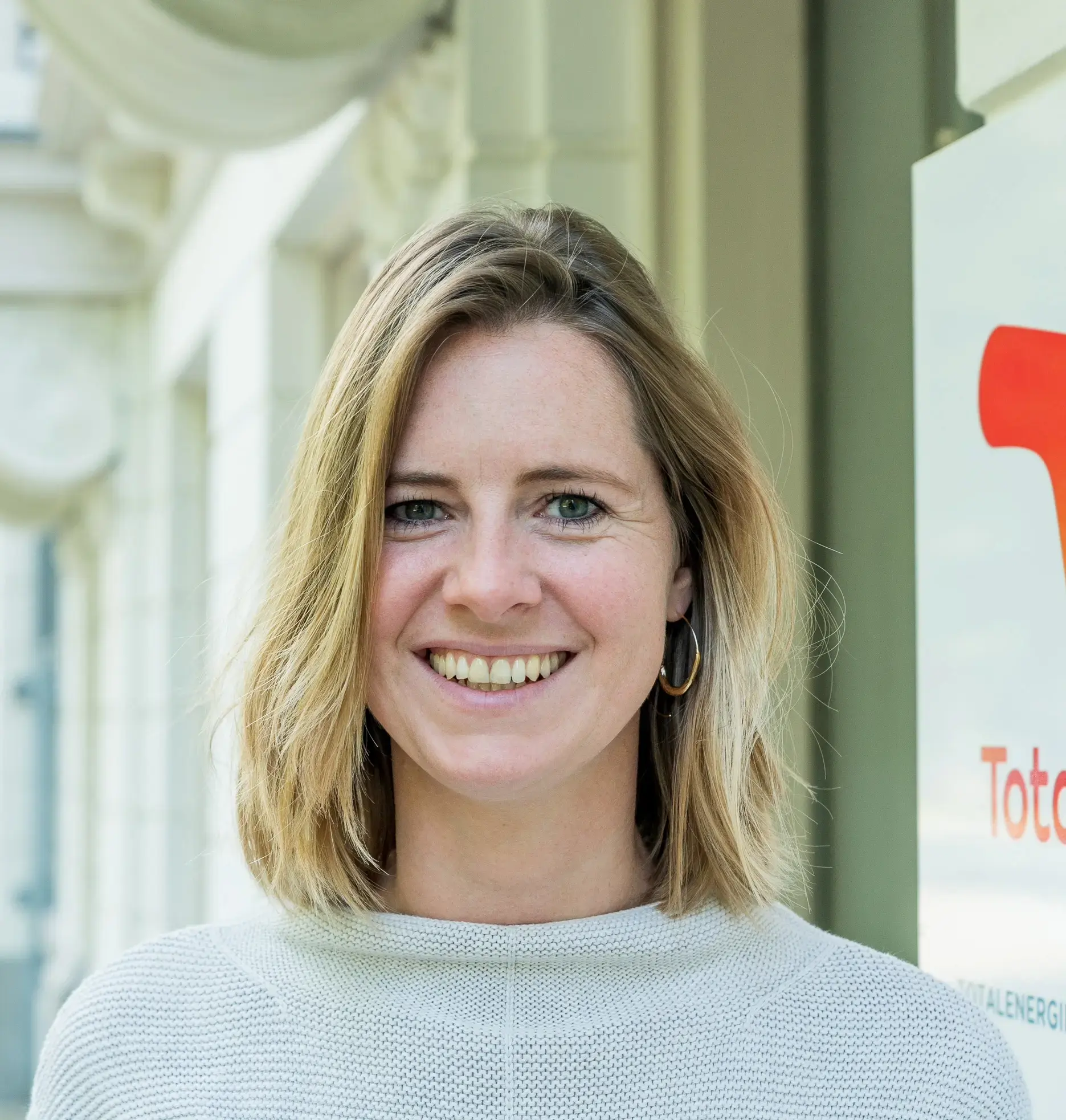 Foto van Roos, adviseur van TotalEnergies, beschikbaar voor persoonlijk laadadvies