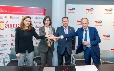 Cuatro personas unen sus manos para sellar un acuerdo
