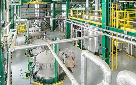 Frontalansicht auf Tachometer und Rohre einer Gasanlage