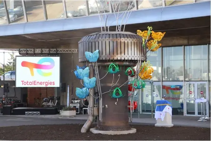 Inauguration d'un nez de torche transformé en sculpture industrielle