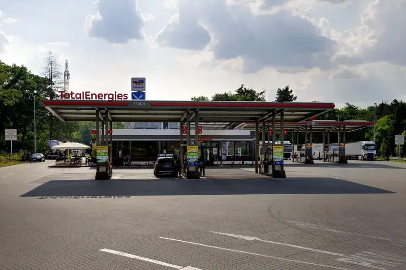 Dach einer TotalEnergies Tankstelle