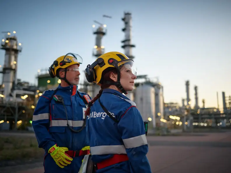 Angestellte auf dem Raffineriegelände