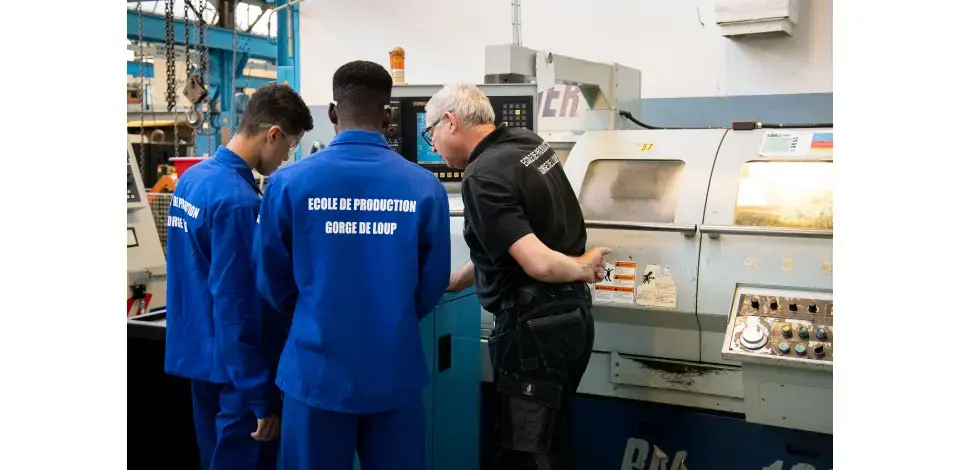 Maître apprenant aux élèves