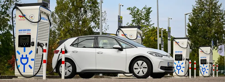 Auto laed an TotalEnergies Alpitronic Charger