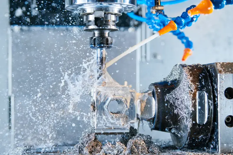 Fräsen bei der Metallbearbeitung mit Kühlmittel und Schmierung