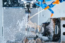 Fräsen bei der Metallbearbeitung mit Kühlmittel und Schmierung