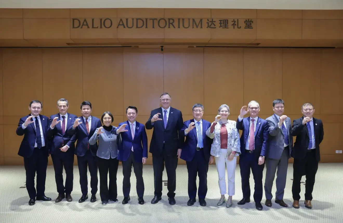 潘彦磊出席中国发展高层论坛并在华开展系列活动