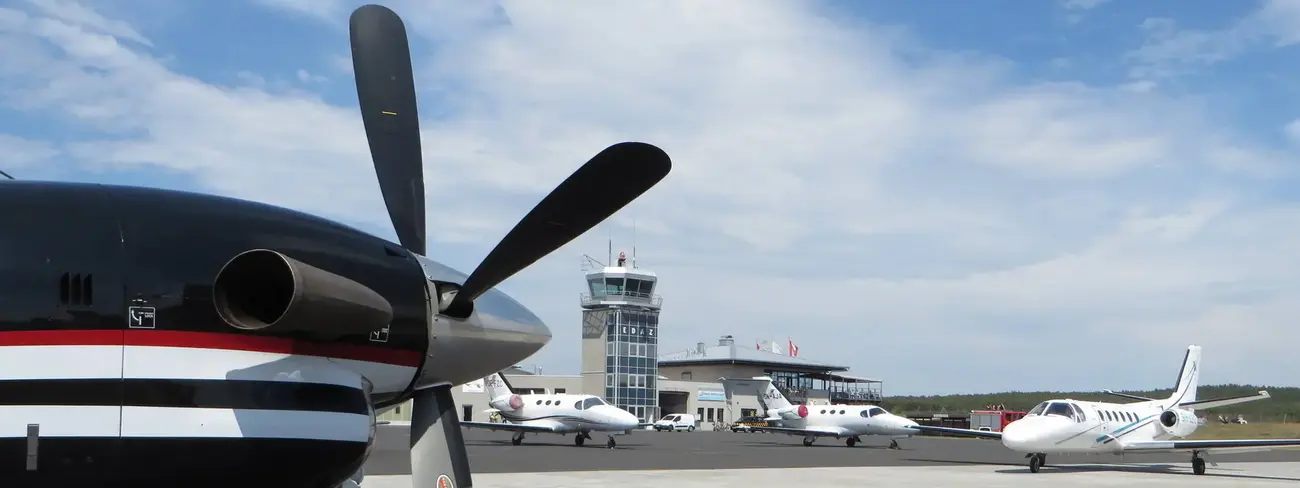 Parkenden Flugzeuge auf dem Flughafen Schönhagen