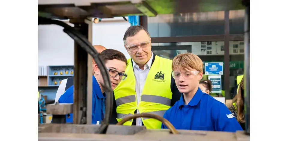 Échange entre Patrick Pouyanné et deux élèves de l'école Gorge de Loup