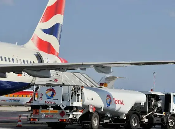 Camion de ravitaillement Avgas a l'aeroport