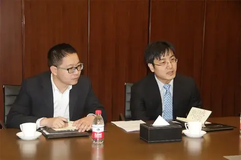 长城汽车股份有限公司配套采购部部长朱俊红先生（右）发言
