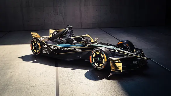 voiture DS E-TENSE FE25 de Taylor Barnard (N°77) avec halos, rétroviseurs, ailerons avant et arrière de couleur or