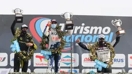 Urcera esperó y en la última vuelta tomó la punta nuevamente con una maniobra al límite en el curvón