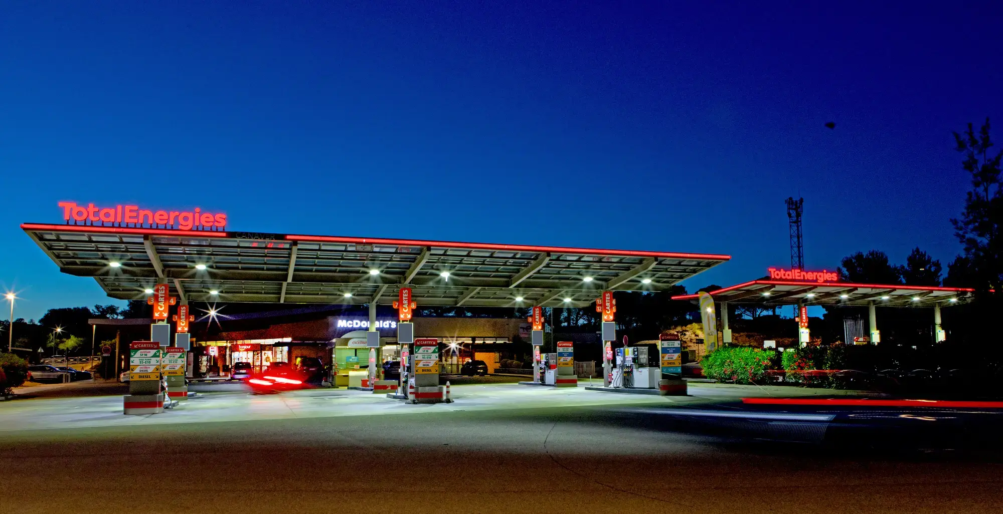 TotalEnergies Tankstelle bei Nacht