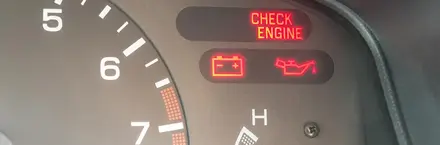 Leuchtende Motoröl-Kontrollleuchte am Tachometer eines Autos.