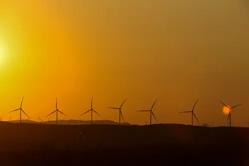 OnShore-Windkraftanlage im Betrieb bei Sonnenuntergang