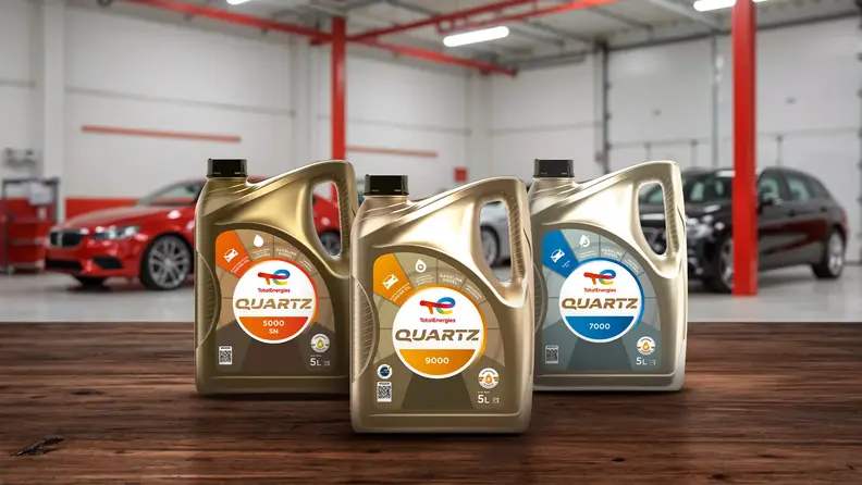 Gama de aceites Quartz 5000, 7000 y 9000 de TotalEnergies en taller mecánico.