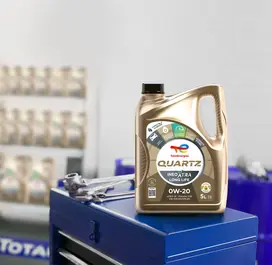 Motorölflasche in Werkstatt