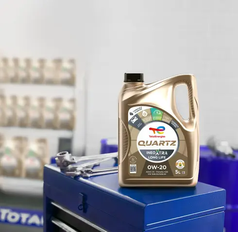 Motorölflasche in Werkstatt