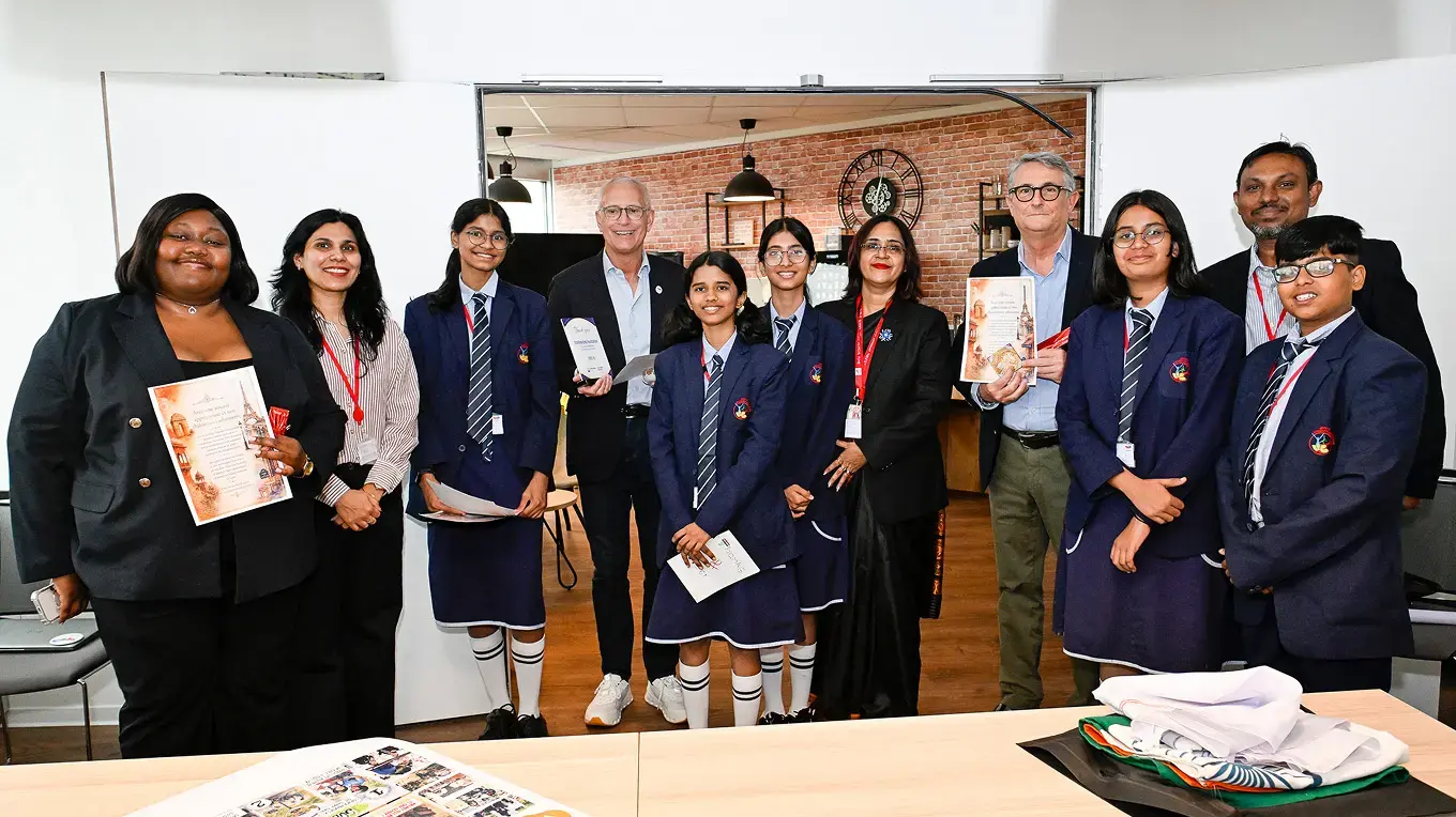 Les ambassadeurs du programme VIA en échange à Paris, retrouvez les 5 élèves de l’école publique Jayawant en images 2/5