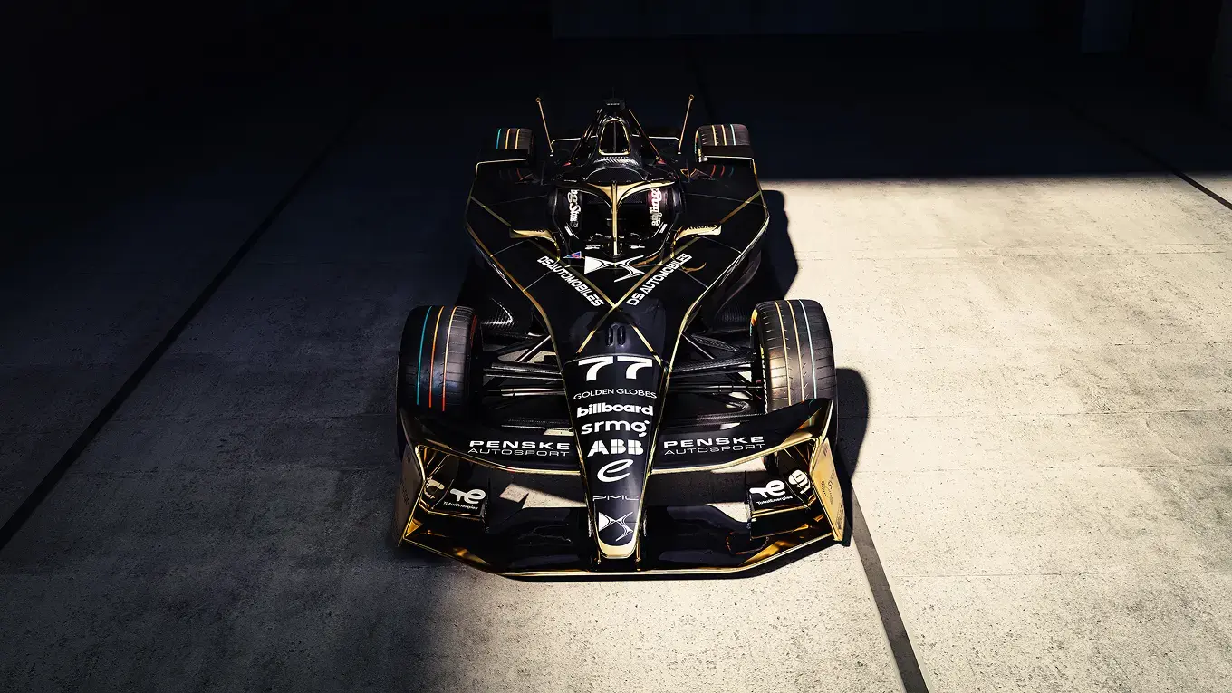 voiture DS E-TENSE FE25 de Taylor Barnard (N°77) avec halos, rétroviseurs, ailerons avant et arrière de couleur or