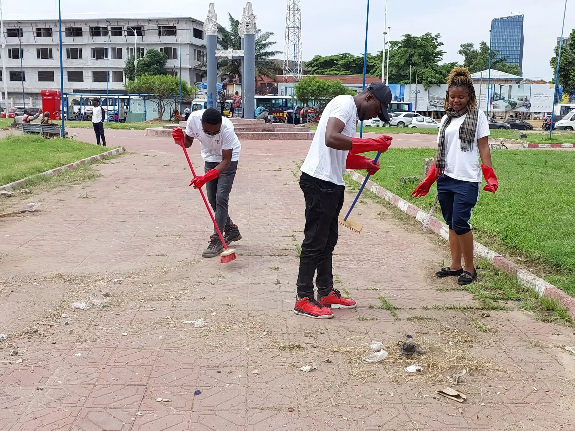 Travaux d'assainissement à la Place des Évolués