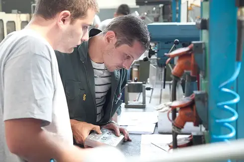 élève en situation d'apprentissage sur une machine
