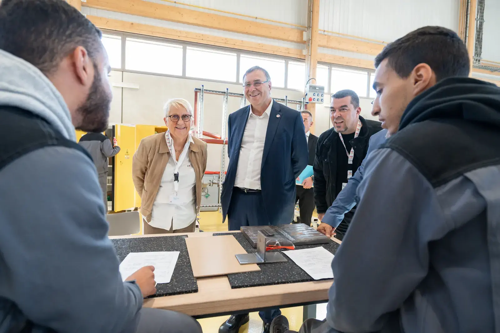 Patrick Pouyanné à L’Industreet, campus de TotalEnergies dédié aux nouveaux métiers de L’Industrie. Visite des ateliers et échanges avec les apprenant(e)s, en présence de Mercedes Erra, fondatrice de BETC et présidente exécutive de Havas Worldwide.