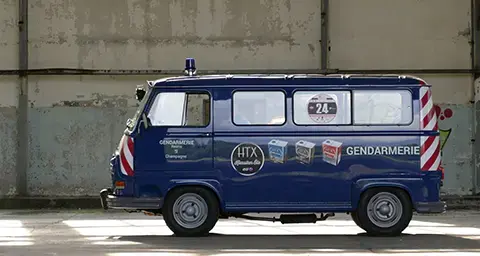 Seitenansicht eines Oldtimers mit der Aufschrift "Gendarmerie"