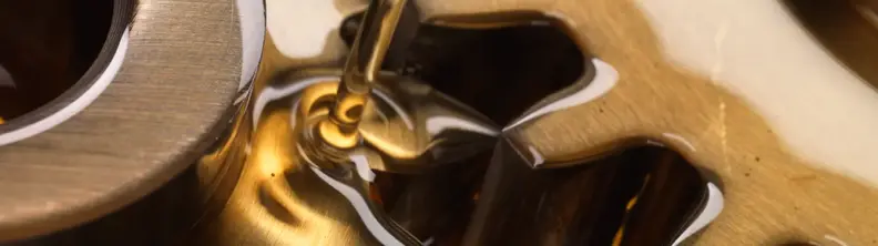 Cinco posibles razones de las fugas de aceite del motor y cómo solucionar el problema.