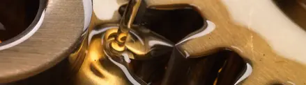 Cinco posibles razones de las fugas de aceite del motor y cómo solucionar el problema.